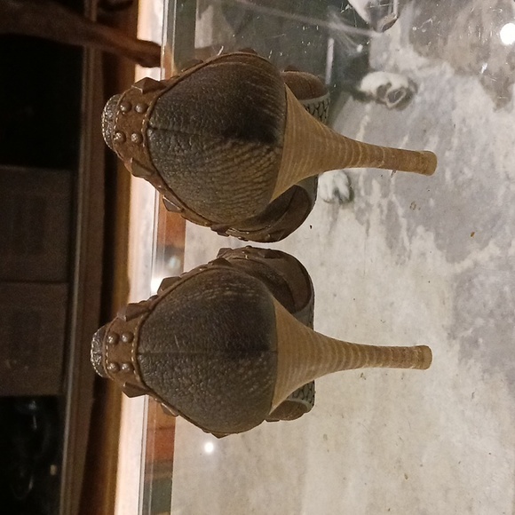 Heels - Picture 4 of 5